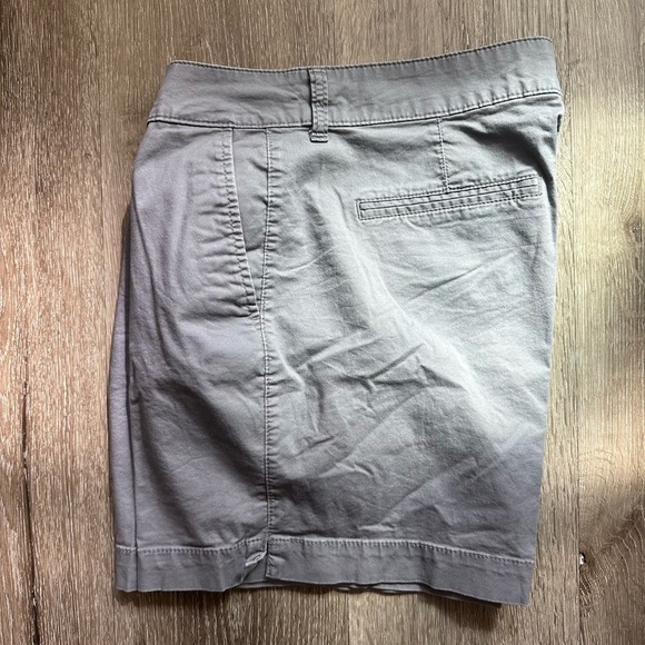 Women Old Navy Gray Bermuda Shorts Classic Style size 10 - Picture 3 of 5